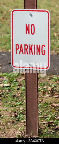 Kein Parkplatz Schild auf Metall Post - rote Schrift auf weißem Hintergrund. Stockfoto