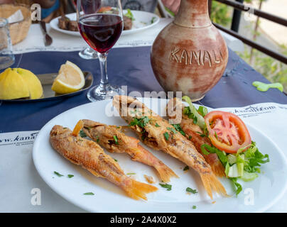 Gegrillte Rotbarbe auf einer Platte an der Kanalli Meeresfrüchte Taverne, Pafos, Zypern. Stockfoto