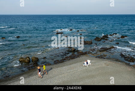 Touristen am Strand bei Pafos, Zypern. Stockfoto
