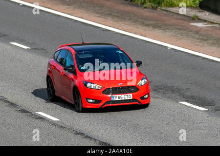 2016 Rot Ford Focus Zetec S Red Edition; Großbritannien Verkehr, Transport, moderne, Limousinen, Süd - auf die 3 spurige Autobahn M6 Autobahn gebunden. Stockfoto