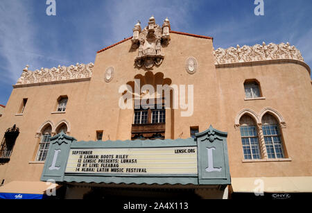 Eingang zum lensic Performing Arts Center in Santa Fe, New Mexico. Das Theater stammt aus dem Jahre 1931 und wurde restauriert und zwischen 1999 und 2001 renoviert Stockfoto