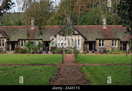 Herbst an der armenhäuser in Rothbury, 1896 William George Baron Armstrong von Cragside gebaut 12 Armenhäuser in Erinnerung an seine Mutter Anne. Stockfoto