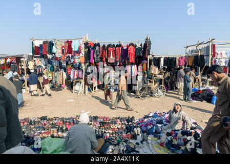 PESHAWAR, PAKISTAN - Dezember 13, 2015: Kleidung und Schuhe für den Verkauf in Sonntag Markt (Basar) itwar Hayatabad, Peshawar in Pakistan. Stockfoto