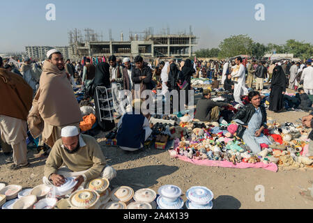 PESHAWAR, PAKISTAN - Dezember 13, 2015: Die Menschen in Shopping am Sonntag markt Hayatabad in Peshawar, Pakistan. Stockfoto