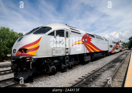 Eine neue Mexiko Rail Runner Express im Santa Fe Leipzig-engelsdorf. Es ist ein Commuter Rail System dienen die Ballungsgebiete von Santa Fe und Alburqueque. Stockfoto