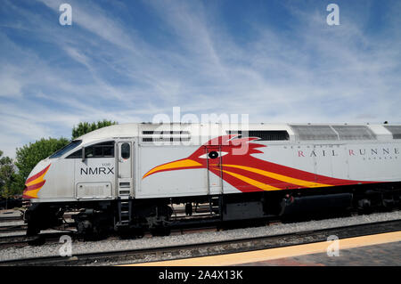 Eine neue Mexiko Rail Runner Express im Santa Fe Leipzig-engelsdorf. Es ist ein Commuter Rail System dienen die Ballungsgebiete von Santa Fe und Alburqueque. Stockfoto