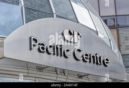 Vancouver, Kanada - 20 September 2019: Nahaufnahme der Pacific Center Namensschild auf Howe Street in Vancouver Stockfoto