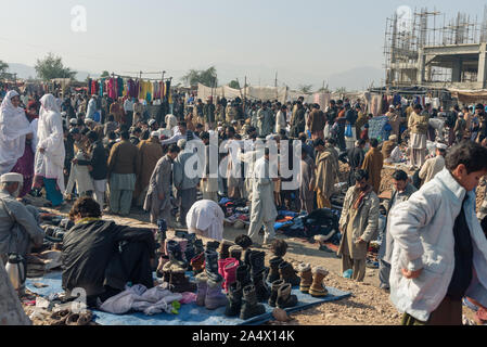 PESHAWAR, PAKISTAN - Dezember 13, 2015: Hektik am Sonntag Markt der Stadt Hayatabad Stadt in Peshawar in Pakistan. Stockfoto