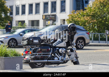 Vancouver, Kanada - 20 September 2019: Polizei Motorrad stehen auf der Seite der West Waterfront Straße in Vancouver an einem sonnigen Tag Stockfoto
