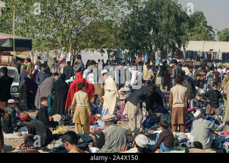 PESHAWAR, PAKISTAN - Dezember 13, 2015: Käufer und Verkäufer in den überfüllten Sonntag Basar der Stadt Hayatabad Stadt in Peshawar in Pakistan. Stockfoto