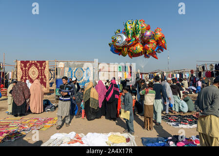 PESHAWAR in Pakistan, 13 Dezember, 2015: Junge verkauft seine Folie Luftballons in Markt am Sonntag in Hayatabad Stadt in Peshawar in Pakistan Stockfoto
