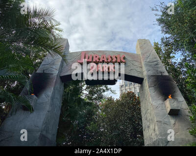 Orlando, FL/USA -10/7/19: Jurassic Park Eingang Zeichen in den Universal Studios in Orlando, Florida. Stockfoto