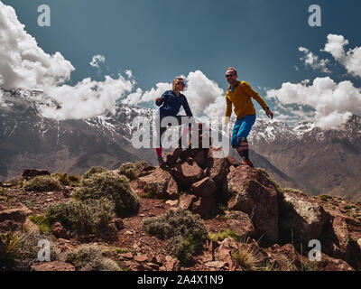 Junge touristische Paar beobachten, spektakuläre Bergwelt des Jebel Toubkal im Hohen Atlas Marokko, Afrika Stockfoto