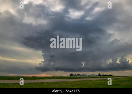 Die Entwicklung von Gewitter mit dramatischen Himmel, nördlich von Alliance, Nebraska Stockfoto