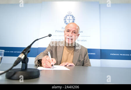 Oviedo, Spanien. 16 Okt, 2019. Kubanisch-amerikanische Soziologe, Alejandro Portes, Sieger der Prinzessin von Asturien Preis für Sozialwissenschaften, Gespräche während ihrer Pressekonferenz zur Reconquista Hotel am 16. Oktober 2019 in Oviedo, Spanien. Quelle: David Gato/Alamy leben Nachrichten Stockfoto