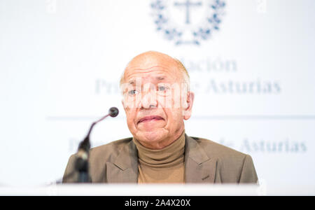 Oviedo, Spanien. 16 Okt, 2019. Kubanisch-amerikanische Soziologe, Alejandro Portes, Sieger der Prinzessin von Asturien Preis für Sozialwissenschaften, Gespräche während ihrer Pressekonferenz zur Reconquista Hotel am 16. Oktober 2019 in Oviedo, Spanien. Quelle: David Gato/Alamy leben Nachrichten Stockfoto