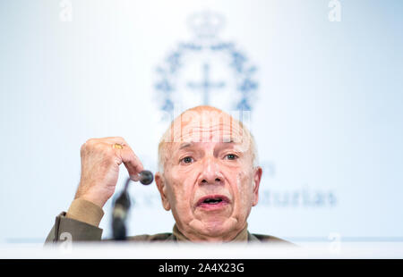 Oviedo, Spanien. 16 Okt, 2019. Kubanisch-amerikanische Soziologe, Alejandro Portes, Sieger der Prinzessin von Asturien Preis für Sozialwissenschaften, Gespräche während ihrer Pressekonferenz zur Reconquista Hotel am 16. Oktober 2019 in Oviedo, Spanien. Quelle: David Gato/Alamy leben Nachrichten Stockfoto