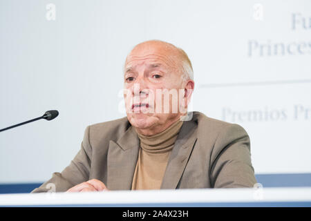 Oviedo, Spanien. 16 Okt, 2019. Kubanisch-amerikanische Soziologe, Alejandro Portes, Sieger der Prinzessin von Asturien Preis für Sozialwissenschaften, Gespräche während ihrer Pressekonferenz zur Reconquista Hotel am 16. Oktober 2019 in Oviedo, Spanien. Quelle: David Gato/Alamy leben Nachrichten Stockfoto