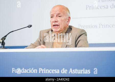 Oviedo, Spanien. 16 Okt, 2019. Kubanisch-amerikanische Soziologe, Alejandro Portes, Sieger der Prinzessin von Asturien Preis für Sozialwissenschaften, Gespräche während ihrer Pressekonferenz zur Reconquista Hotel am 16. Oktober 2019 in Oviedo, Spanien. Quelle: David Gato/Alamy leben Nachrichten Stockfoto