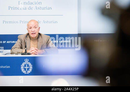 Oviedo, Spanien. 16 Okt, 2019. Kubanisch-amerikanische Soziologe, Alejandro Portes, Sieger der Prinzessin von Asturien Preis für Sozialwissenschaften, Gespräche während ihrer Pressekonferenz zur Reconquista Hotel am 16. Oktober 2019 in Oviedo, Spanien. Quelle: David Gato/Alamy leben Nachrichten Stockfoto