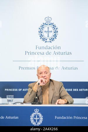 Oviedo, Spanien. 16 Okt, 2019. Kubanisch-amerikanische Soziologe, Alejandro Portes, Sieger der Prinzessin von Asturien Preis für Sozialwissenschaften, Gespräche während ihrer Pressekonferenz zur Reconquista Hotel am 16. Oktober 2019 in Oviedo, Spanien. Quelle: David Gato/Alamy leben Nachrichten Stockfoto