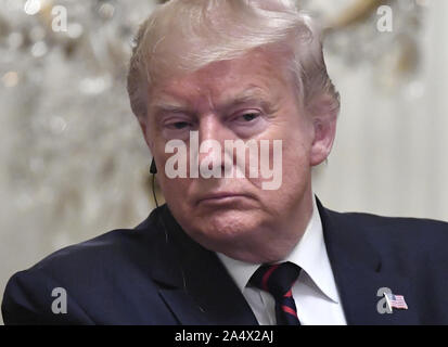 Washington, United States. 16 Okt, 2019. Präsident Donald Trump hört Bemerkungen Italiens Präsident Sergio Mattarella während einer gemeinsamen Pressekonferenz im East Room des Weißen Hauses, Mittwoch, Oktober 16, 2019, Washington, DC. Der Führer informiert die Presse über ihre Diskussionen über Handel, Sicherheit und 5 G TK-Ausgaben. Foto von Mike Theiler/UPI Quelle: UPI/Alamy leben Nachrichten Stockfoto