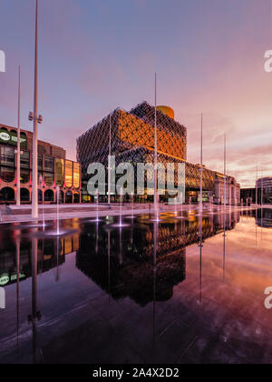 Bibliothek von Birmingham mit neuen Wasserspiel, Centenery Square, Broad Street bei Sonnenaufgang, Oktober 2019. Stockfoto