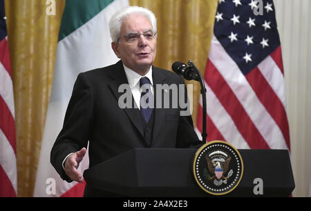 Washington, United States. 16 Okt, 2019. Italiens Präsident Sergio Mattarella macht Anmerkungen während einer Pressekonferenz mit Präsident Donald Trump im East Room des Weißen Hauses, Mittwoch, Oktober 16, 2019, Washington, DC. Der Führer informiert die Presse über ihre Diskussionen über Handel, Sicherheit und 5 G TK-Ausgaben. Foto von Mike Theiler/UPI Quelle: UPI/Alamy leben Nachrichten Stockfoto