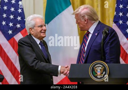 Präsidenten der Vereinigten Staaten Donald J. Trumpf, rechts, und Präsident Sergio Mattarella der Italienischen Republik, Links, Hände schütteln, da sie eine gemeinsame Pressekonferenz im East Room des Weißen Hauses in Washington, DC am Mittwoch, den 16. Oktober 2019. Die Durchführung: Ron Sachs/CNP/MediaPunch Stockfoto