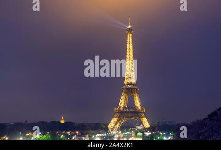 PARIS - Mai 06: Eiffelturm in der Dämmerung beleuchtet. Nacht in Paris am 06. 2017 in Frankreich Stockfoto