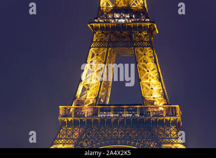 PARIS - Mai 06: Eiffelturm in der Dämmerung beleuchtet. Nacht in Paris am 06. 2017 in Frankreich Stockfoto