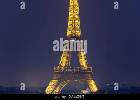 PARIS - Mai 06: Eiffelturm in der Dämmerung beleuchtet. Nacht in Paris am 06. 2017 in Frankreich Stockfoto