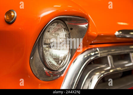Scheinwerfer Lampe Oldtimer. Classic Car Scheinwerfer. In der Nähe der Scheinwerfer von Orange Oldtimer. Ausstellung. Stockfoto