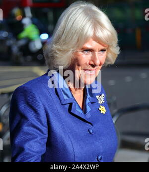 London, UK, 16. Oktober 2019, die Herzogin von Cornwall verlässt die Poesie zusammen Charity Event. Quelle: Uwe Deffner/Alamy leben Nachrichten Stockfoto