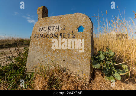 Stein Wegweiser im St aldhelm's Kopf mit Wegbeschreibungen zu Worth Matravers und Renscombe in Dorset, Großbritannien Stockfoto