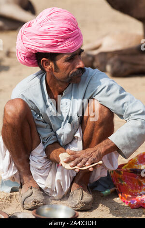 Rajasthani Mann, chapati Brot in Pushkar Camel Fair, Rajasthan, Indien Stockfoto