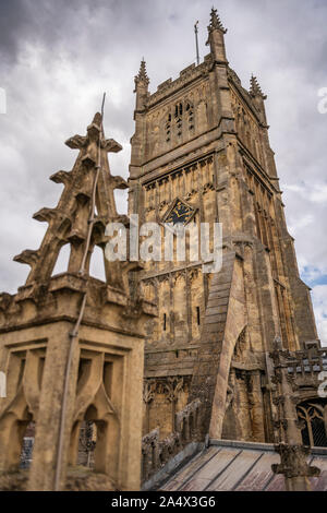 Der hl. Johannes der Täufer Kirche ist das Wahrzeichen Herzstück der Marktplatz in der wunderschönen Cotswold Stadt Cirencester in Gloucestershire. Stockfoto