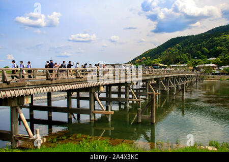 Personen, die Holz- Togetsu-kyo Brücke auf Oi-gawa Fluss, Arashiyama, Kyoto, Japan Stockfoto