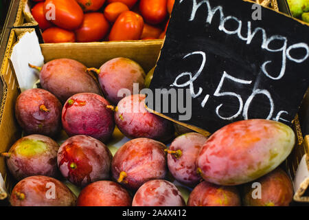 Frisches Obst und Gemüse aus dem Mittelmeer auf einem Markt in Málaga, Spanien. Spanische authentische Gastronomiekultur. Stockfoto