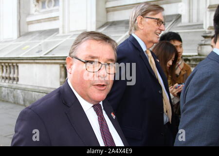 MARK FRANCOIS MP UND BILL CASH MP BEIDE MITGLIEDER DER EUROPÄISCHEN FORSCHUNGSGRUPPE BETRETEN DIE DOWNING STREET, UM PREMIERMINISTER BORIS JOHNSON AM ABEND DES 16. OKTOBER 2019 ZU BESUCHEN. KONSERVATIVE PARTEI MPS. Berühmte Politiker. Stockfoto