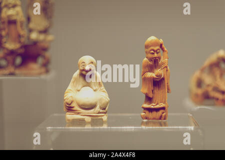 Zahlen der Miniatur Skulptur aus Knochen in die Technik des Carving Stockfoto