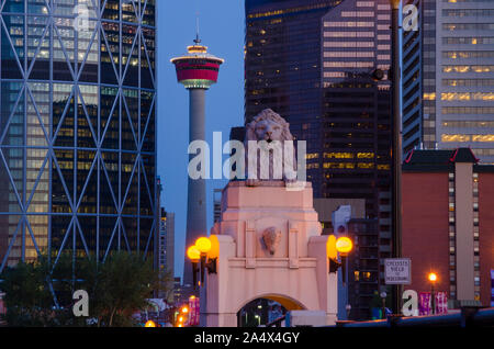 Der Calgary Tower und steinernen Löwen auf Center St. Brücke, der Innenstadt von Calgary, Alberta, Kanada Stockfoto