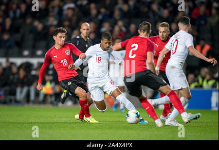 Vesel Demaku (18) (Österreich) Wien Österreichs U21-Schlachten Rhian Brewster (Liverpool) von England U21 während der UEFA EURO U21-Internationalen qualifier Match zwischen England U21 und Österreich U21 bei Stadion MK, Milton Keynes, England am 15. Oktober 2019. Foto von Andy Rowland. Stockfoto