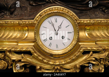 Fragment einer aus Holz geschnitzte Rahmen für ein Bild mit einem eingebetteten mechanische Uhr Stockfoto