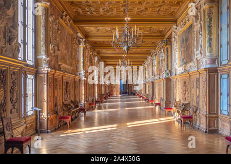 Francois die erste Galerie im Schloss Fontainebleau am Ende des Nachmittags mit Sonnenstrahlen, die durch Windows, in der Nähe von Paris, Frankreich Stockfoto
