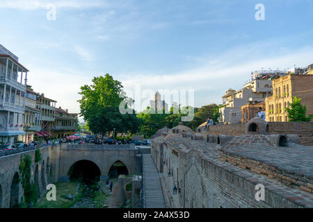 Tiflis, Georgien - Juni 02, 2019: abanotubani ist im alten Stadtteil von Tiflis, Georgien, für seine Schwefelsäure Bäder bekannt. Stockfoto