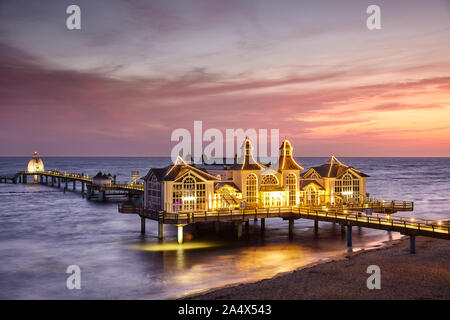 Seebrücke Sellin, das Juwel der unter Denkmalschutz stehenden Häusern Rugia (Rügen) Ostseeküste Insel an Purple sunrise, Deutschland. Stockfoto