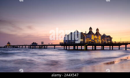 Seebrücke Sellin, das Juwel der unter Denkmalschutz stehenden Häusern Rugia (Rügen) Ostseeküste Insel an Purple sunrise, Deutschland. Stockfoto