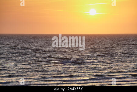 Einen herrlichen Sonnenaufgang über dem Meer. Stockfoto