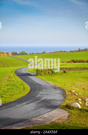 Scenic Country Road, unter Denkmalschutz stehenden Häusern Rugia (Rügen) Insel, Deutschland. Stockfoto